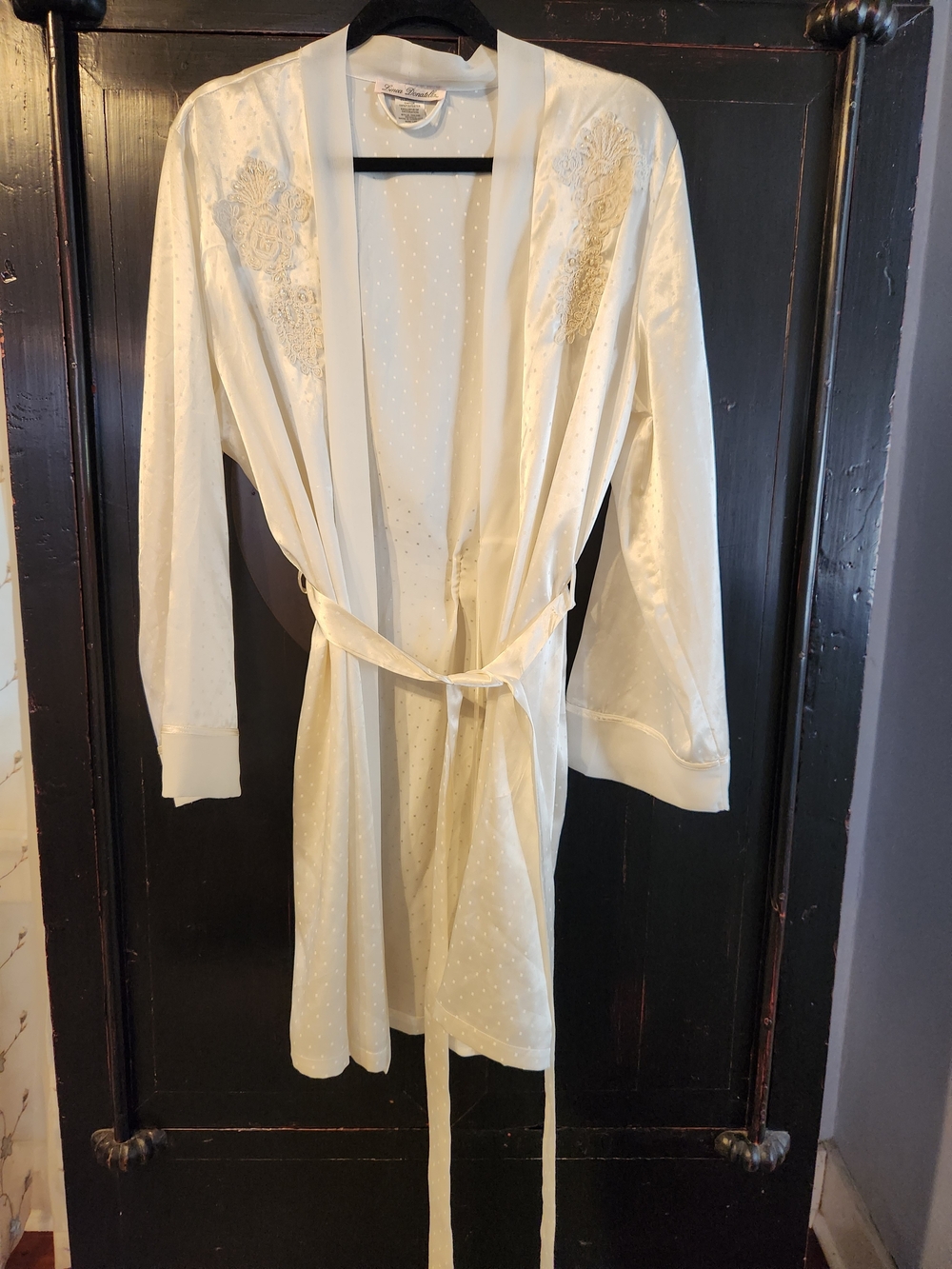Linea Donatella Robe Cream Satin Lace Embroidered Kimono, Bridal, Honeymoon EUC